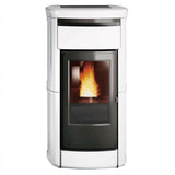 Wasserführende Pelletofen Edilkamin Kira2 H 18 Up mit Keramikverkleidung.