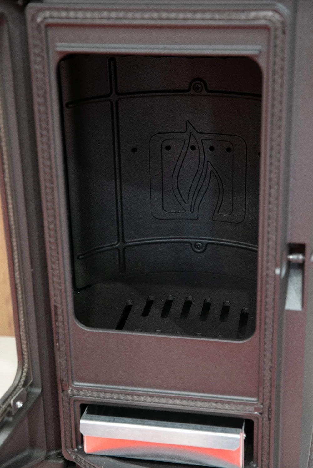 Semineu din fonta de designer Plamen Tara – independent de aerul din incapere