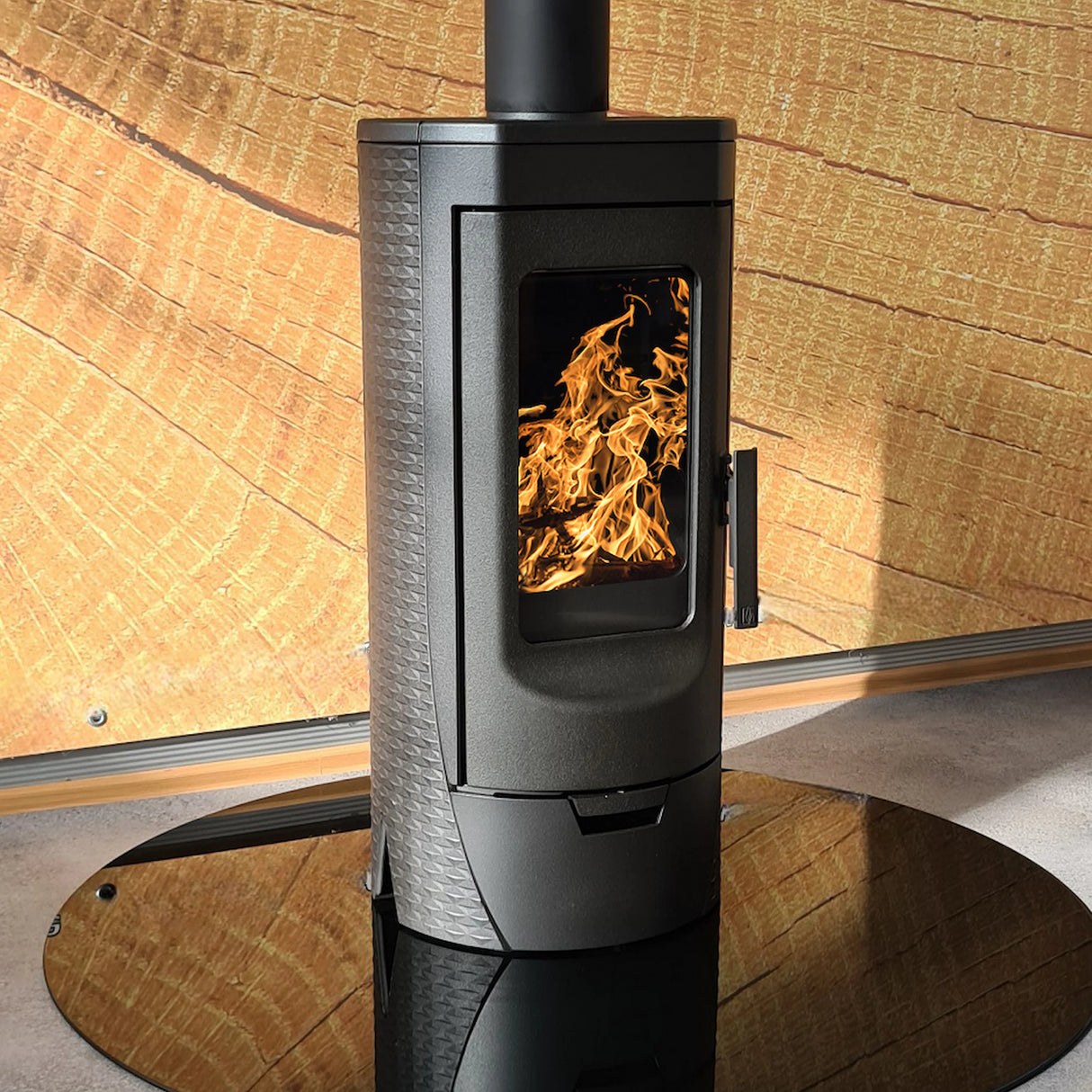 Semineu din fonta de designer Plamen Tara – independent de aerul din incapere