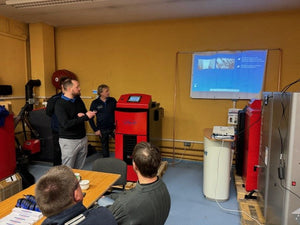 Indoor-Trainingseinheit mit Attack SLX Kombikessel 20 kW für Holz und Pellets