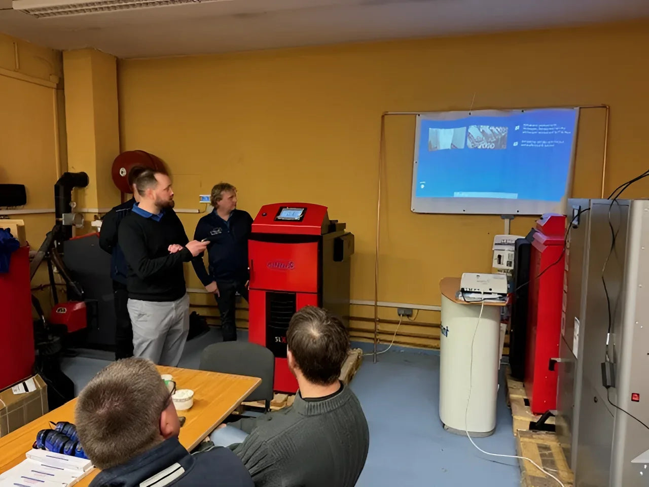 Indoor-Trainingssitzung mit Pelletheizkessel Thermoflux Pelling Eco 25kW/230kg