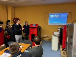 Indoor-Trainingssitzung mit Pelletheizkessel Thermoflux Pelling Eco 25kW/230kg